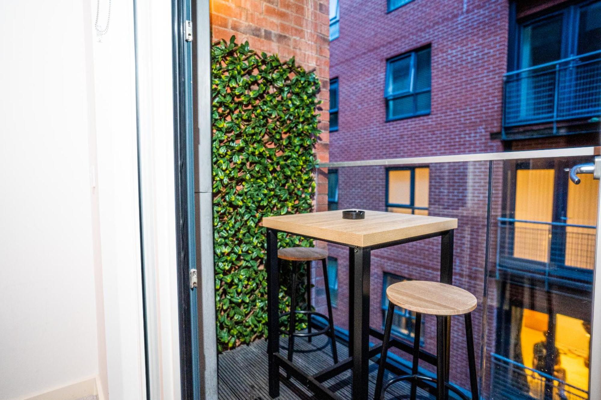 Manchester City Centre Apt With Balcony & Free Parking - Including Free 1-Hour Late Check-Out For Bookings On The 29Th 31St May, Justeat Voucher For 2-Night Stays Minimum! Манчестър Екстериор снимка